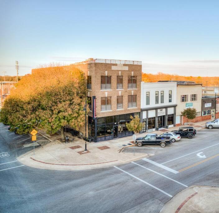 Deluxe Studio In Historic Downtown Building! Bartlesville Bagian luar foto